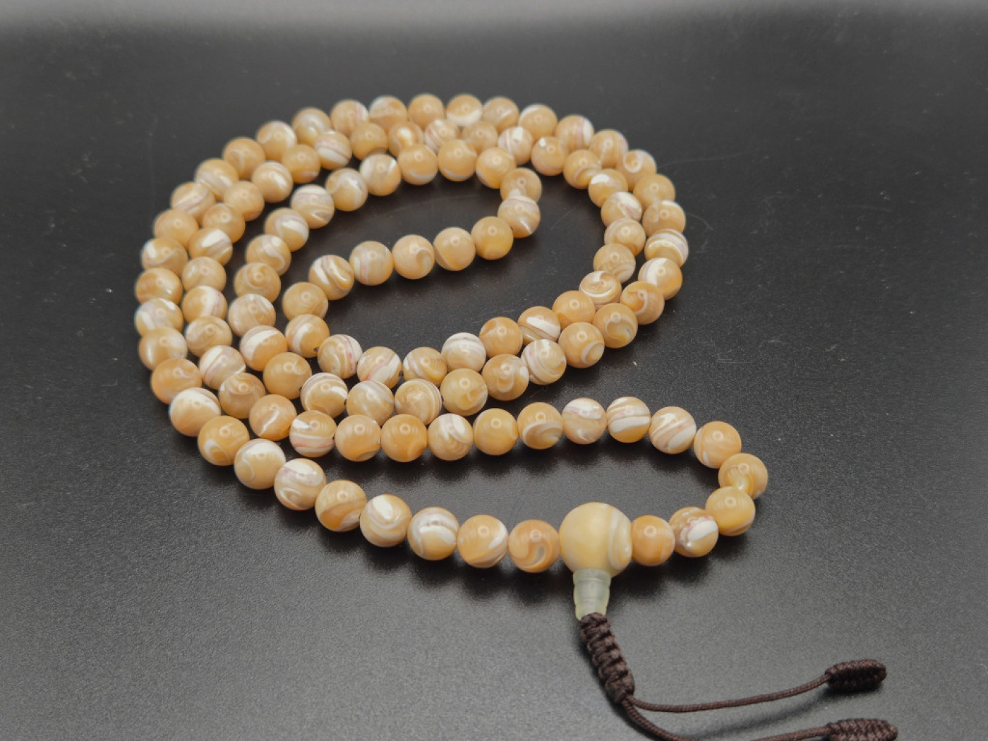 Handgefertigte Mala aus Perlmutt mit sanfter, marmorierter Struktur